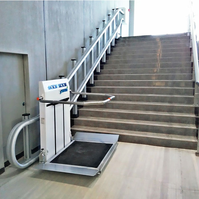Crossbar barrier free lifting platform according